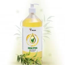 Fles Verana Eucalyptus massageolie met eucalyptusbladeren op de achtergrond.