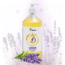 Fles Verana Lavendel massageolie met lavendelbloemen op de achtergrond.