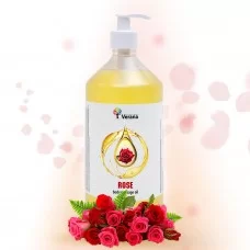 Fles Verana Rozen massageolie met rozenbloemen op de achtergrond.
